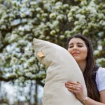 Zirbli Zirbenkissen mit Model im Frühling